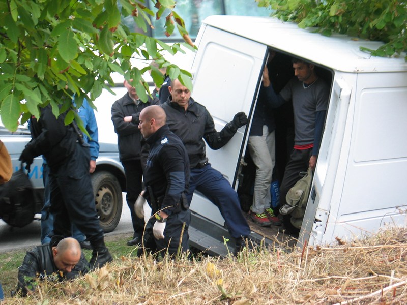 След гонка задържаха 35 бежанци, натъпкани в "Мерцедес" (снимки)