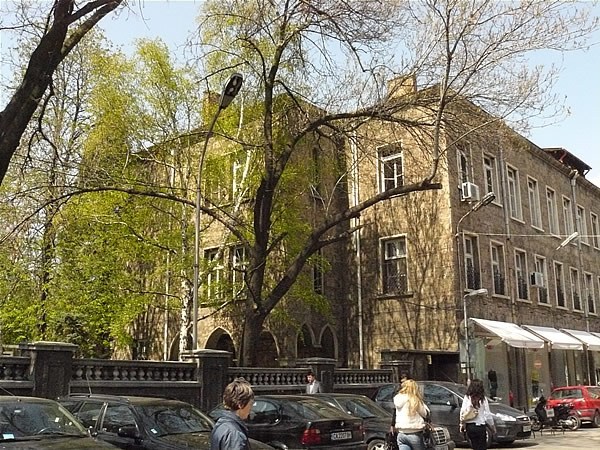 Близо 5 милиона годишно си докарва църквата от наеми в София