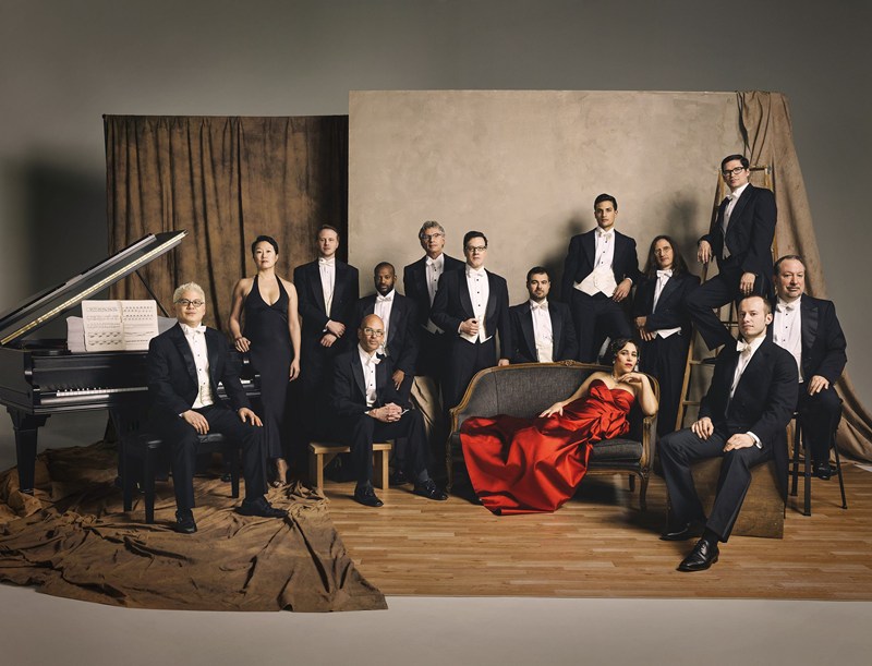 Томас Лодърдейл, основателят на Pink Martini:
Щастието е красива мелодия с наивен текст