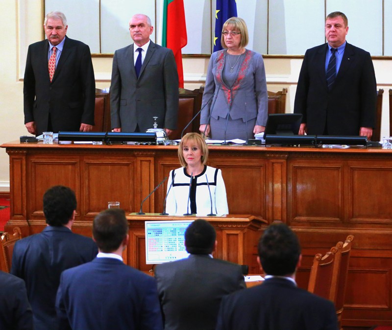 Манолова положи клетва като омбудсман, от БСП станаха на крака