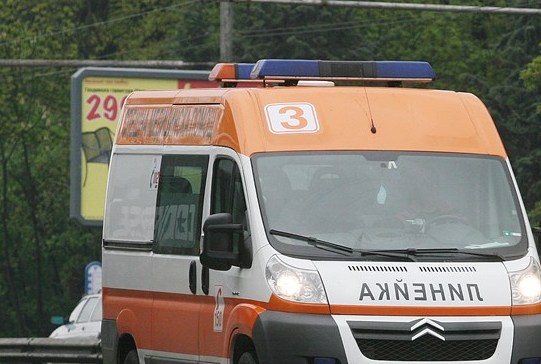 Двама пострадаха при челен удар между кола и микробус край с. Краводер