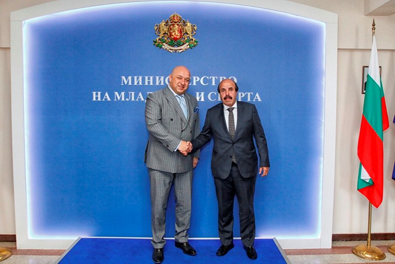 Министър Кралев на работно посещение в Катар, ще гледа и Световното по бокс