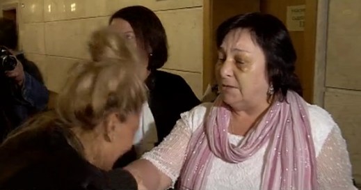 Майката, ударила учителка, й целуна ръка за прошка в съда
