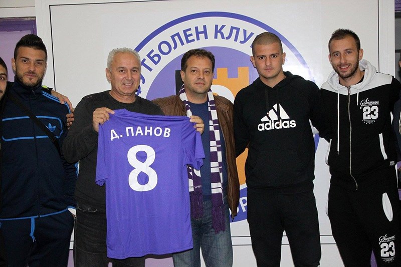"Етър" подари фланелка с номер 8 на Даниел Панов
