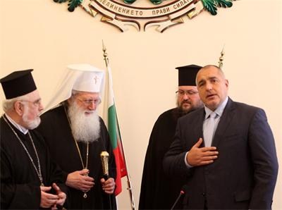 Премиерът Борисов и патриарх Неофит присъстват на освещаването на храм във Владая