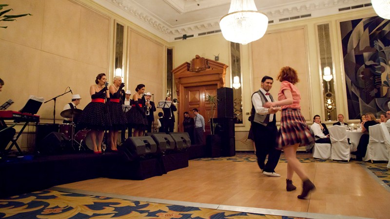 Вера, Деси и Рони от Sentimental Swingers: Получаваме похотливи покани от суинг клубове