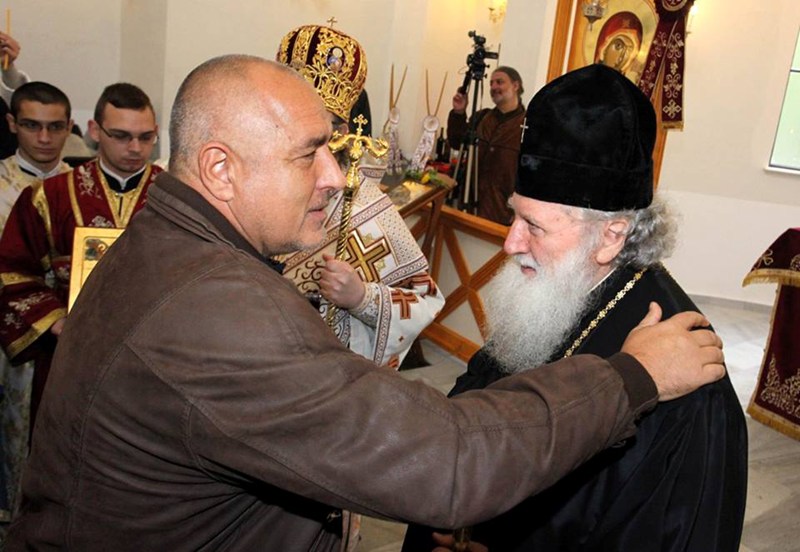 Властта гради храмове заради сигурността