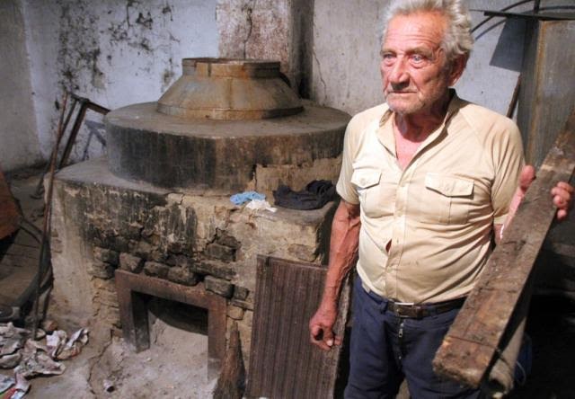 Съд отмени глоба от 16 000 лв. на дядо, връщат му иззети 1,7 тона ракия