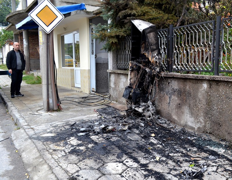 Подпалиха колата на бакалин в Хасково