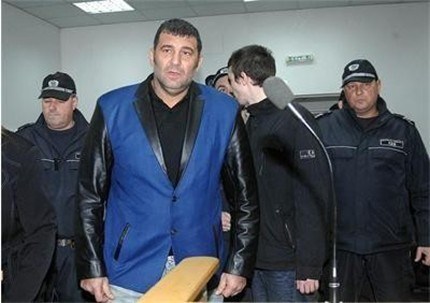 Лекари влизат в ареста заради Райфъла, за да проверят условията в него