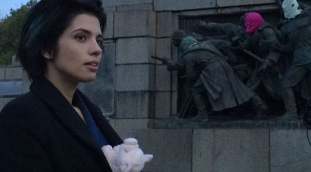 Скандалните пънкарки от Pussy Riot сложиха качулки на паметника на Съветската армия