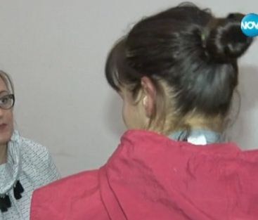 Жена, продадена от баща си на сводници: Не мога да се примиря, че с тази уста целувам детето си (Видео)