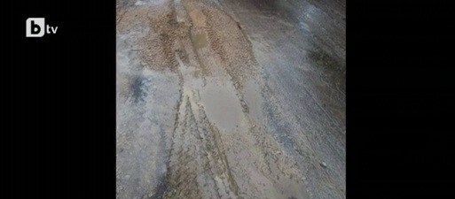 Улица, асфалтирана в дъжда, прилича на хармоника