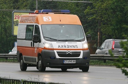 Кола блъсна спрял автомобил в аварийното на магистрала Хемус, един пострада