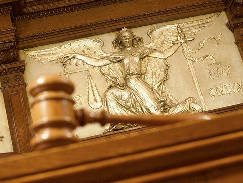 Осъдиха условно жена, обвинила полицай, че я насилвал сексуално