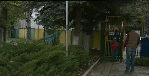 Родители искат жива охрана в детска градина, след въоръжен обир на учителка
