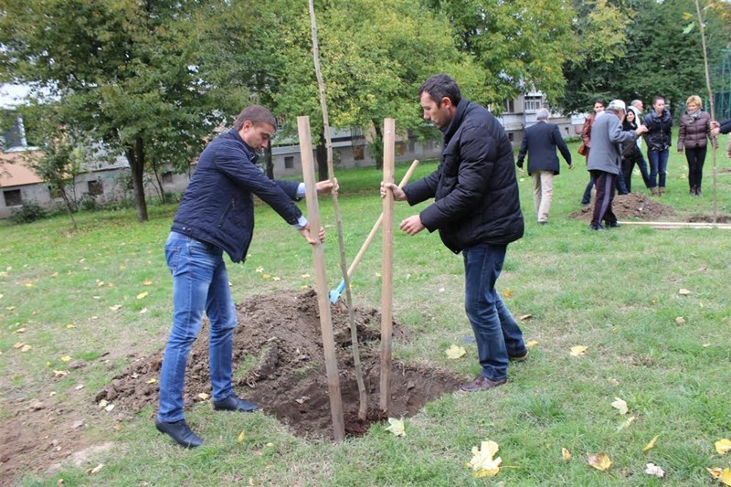 Димитър Колев от ГЕРБ засади 30 дръвчета в най-зеления район на Пловдив