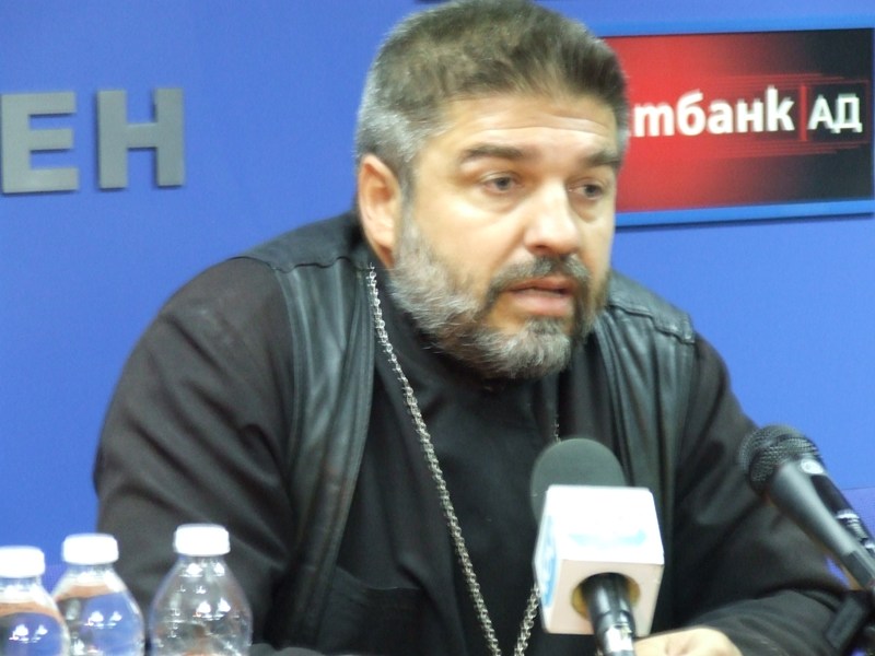 Свещеник подкрепя електронния вот, призова да гласуваме: "Храната може да е развалена, но иначе ще умреш от глад!"