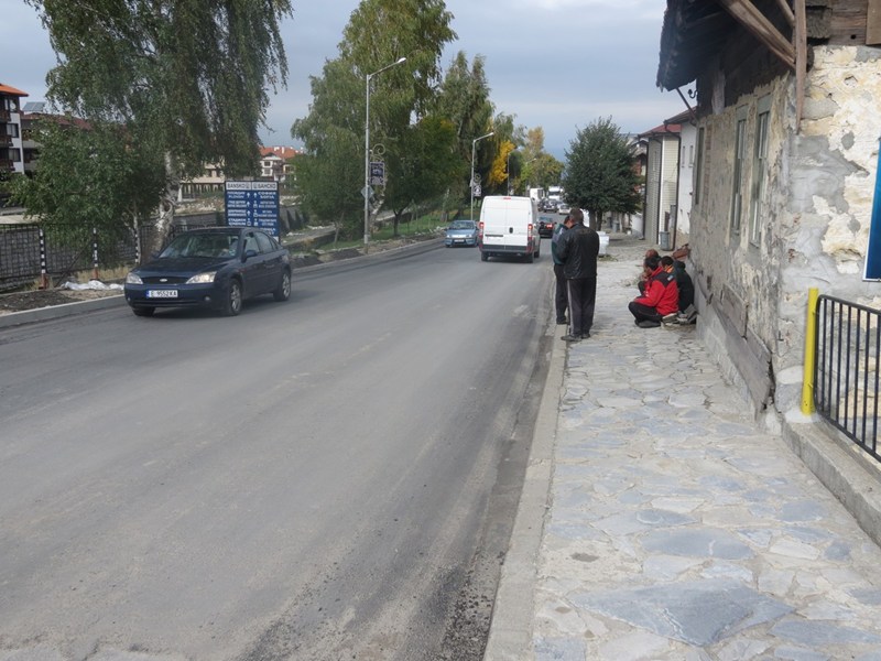 Ударно се асфалтират улиците в Банско