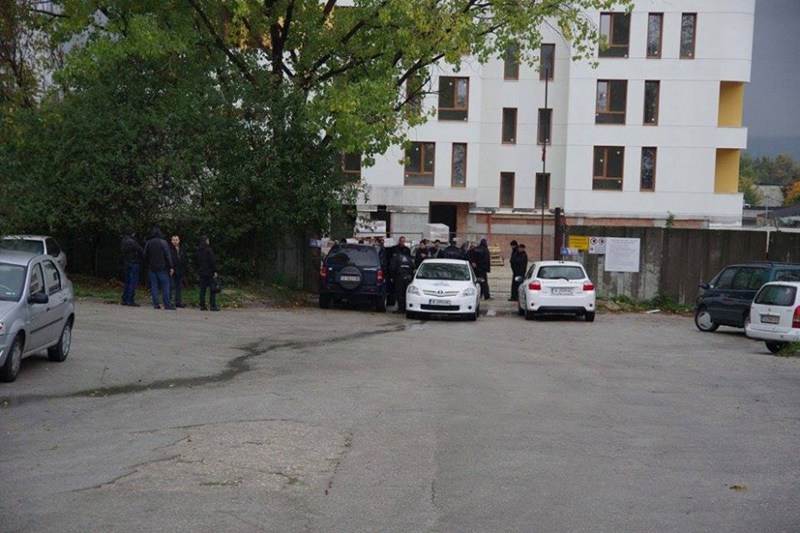 Скандал край строеж във Варна, полицаи, прокурори и адвокати са на мястото