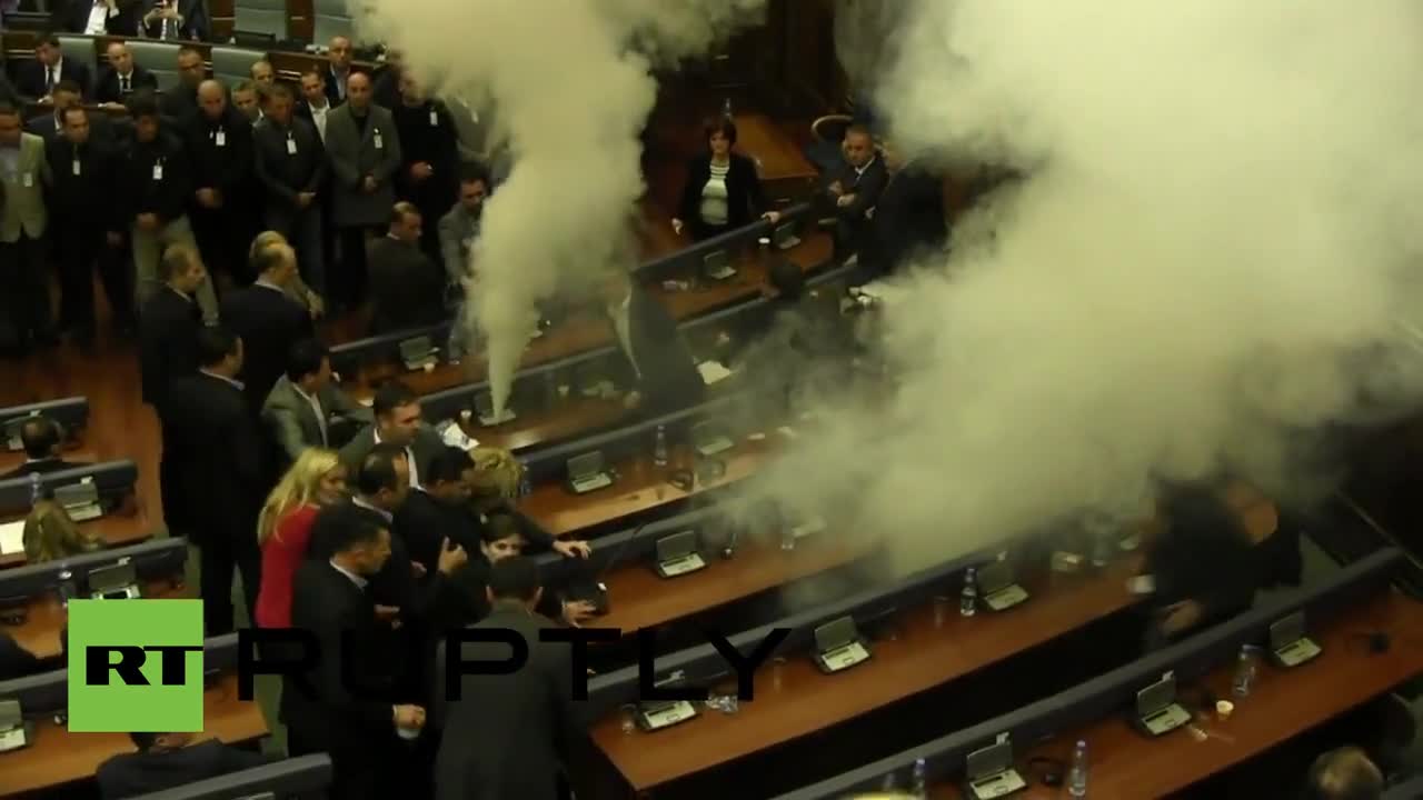 Опозицията пусна сълзотворен газ в парламента в Косово (видео)