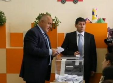 Премиерът Бойко Борисов гласува (Снимки)