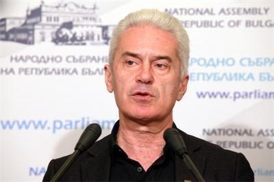 Волен Сидеров скъса бюлетината за референдума, обиди и Плевнелиев