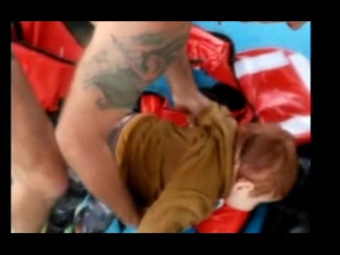 Рибари спасиха 18-месечно бебе, престояло само над 5 часа в Егейско море (Видео)