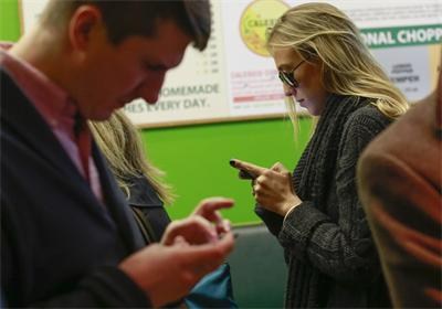 Смартфоните пречат на щастието, сочат данни от анкета в САЩ