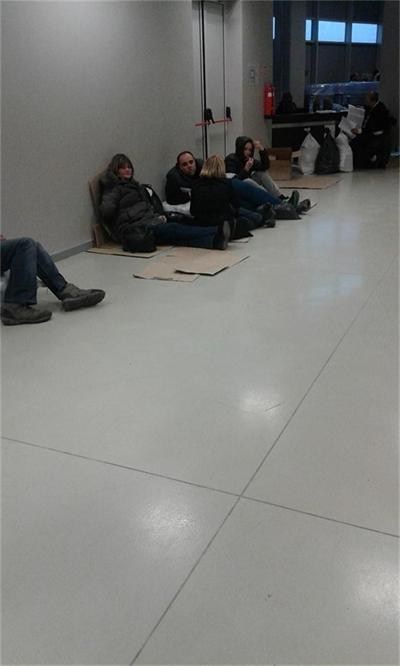 Заложниците в "Арена Армеец" се хранили почасово с купони