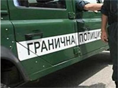 Каналджия опита да прегази полицай