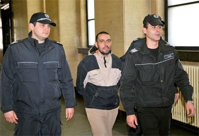 Изверг, премазал жена с чук, плашил със смърт и дъщеря й