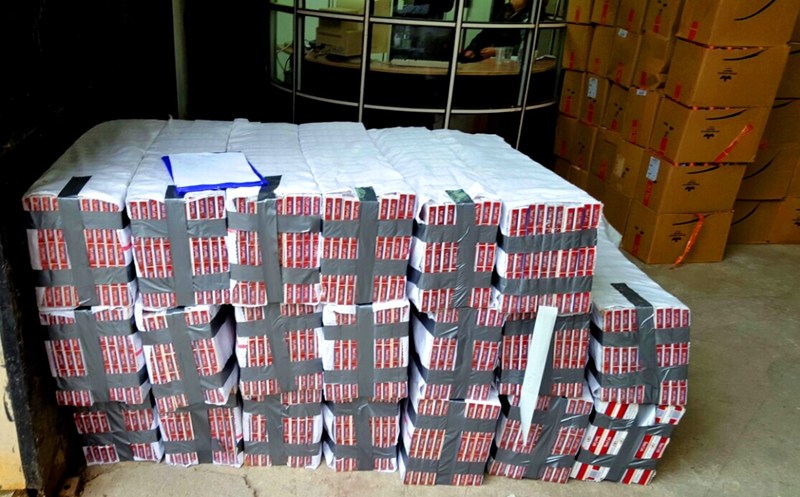 Арестуваха двама македонци заради контрабанда на цигари за над 700 хиляди лева (обзор)