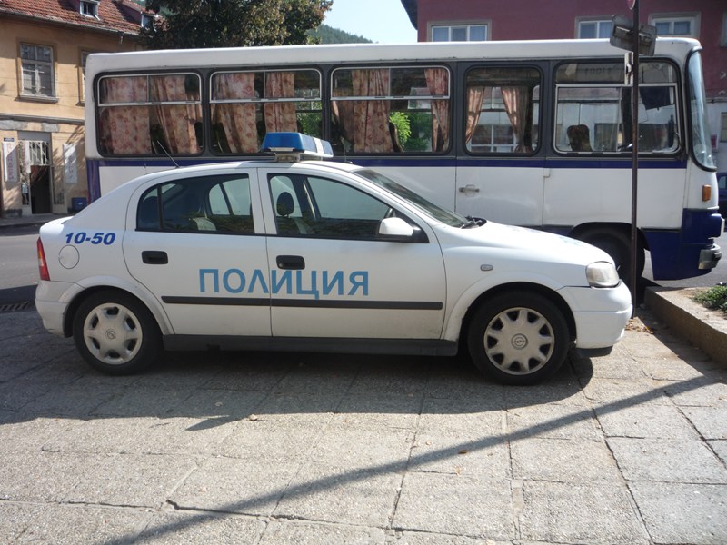 Бял микробус с мургав шофьор преследва деца в Благоевград