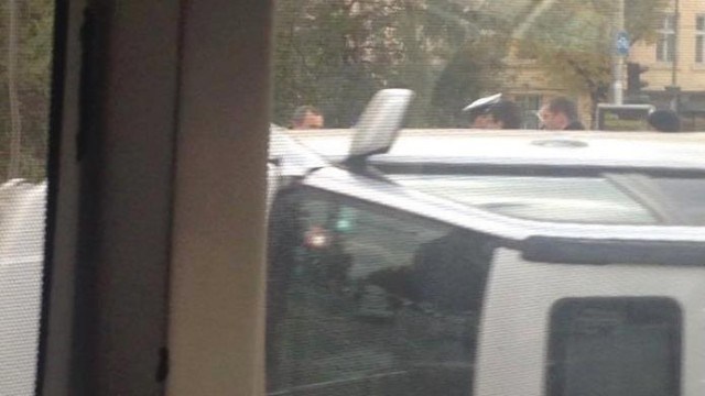 Джип се обърна на Орлов мост, след като се удари в светофар