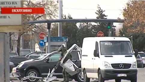 Робот проверява за бомба съмнителния бус на Терминал 1