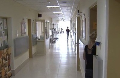 Хирург помага на 6-годишно момиченце, високо едва 94 см, да порасне