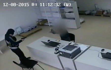 Вижте как въоръжени бандити обраха офис в Мусагеница