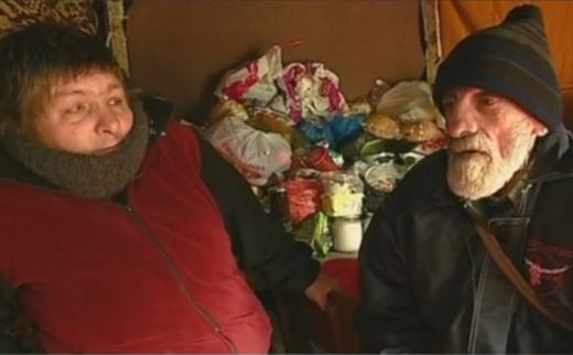 Бездомници оцеляват в изоставена будка за билети