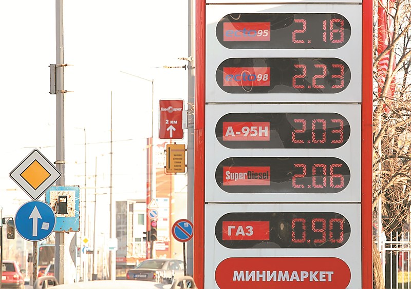 Бензинът падна почти до 2 лева