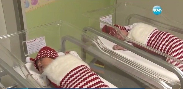 Изписват новородени бебета в коледен чорап в Бургас (видео)