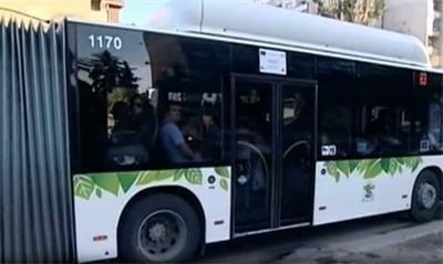 Възрастна жена колабира в претъпкан бус, спасиха я по чудо