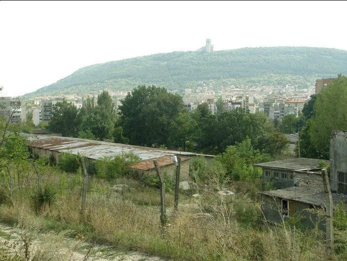 Строят спортна зала върху казарми в Шумен
