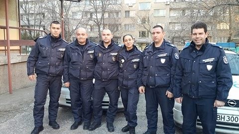 Видински полицаи дариха деца без родители