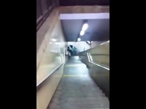 Дива игра: Младежи бутат кола по ескалатор на метрото в Брюксел