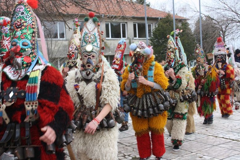Село лови бандити, влезли у кметицата