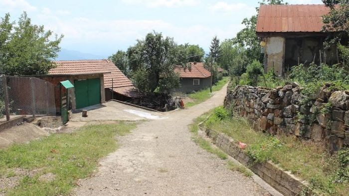 Кмет храни самотни баби