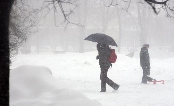 Снегът удължи ваканциите в 49 училища в страната