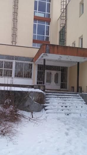 Срути се стена на санирано училище