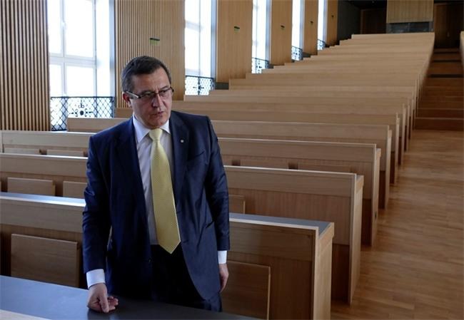 Проф. Сашо Пенов: Независимо от секс скандала юридическият факултет е свято място
